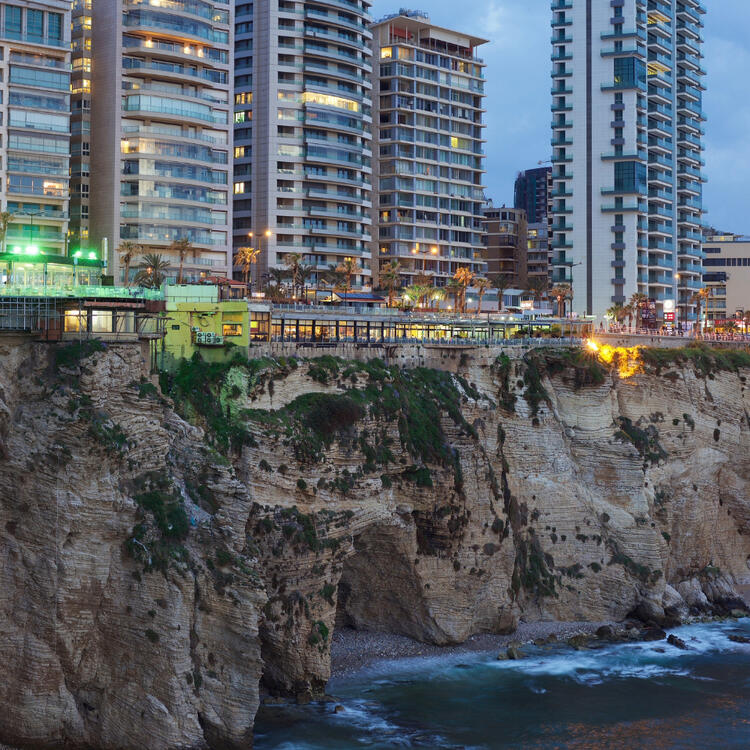 Corniche in Beirut Moderne Hochhäuser an der Corniche von Beirut bei Abenddämmerung, direkt an steilen Klippen über dem Meer.