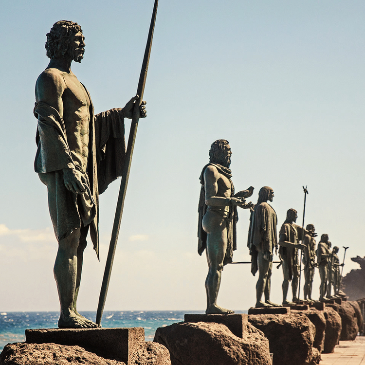 Neun überlebensgroße Bronze-Skulpturen von Guanchenkönigen Statuen an der Meerseite der Plaza de la Patrona de Canarias.