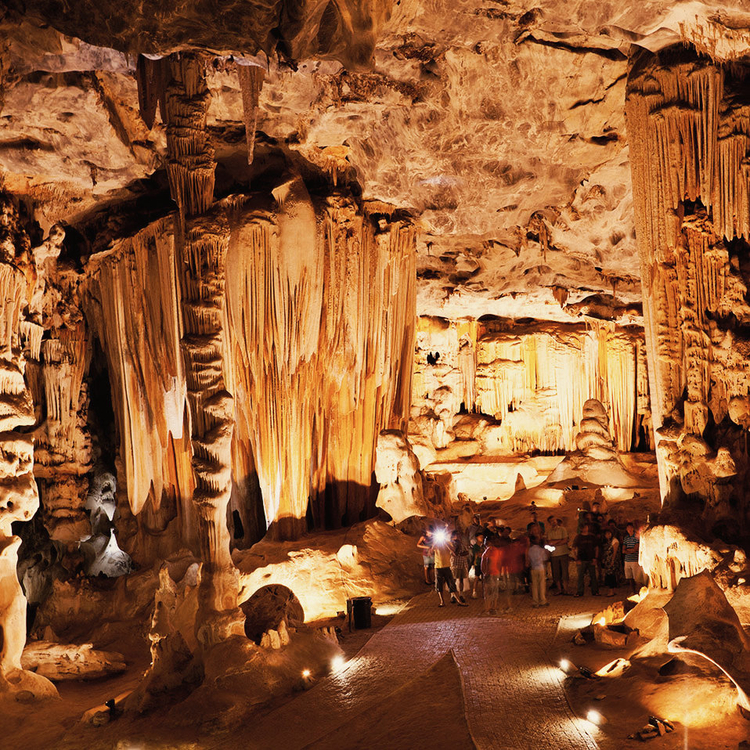 Gruppe von Touristen, die Cango Caves bei Oudtshoorn, Western Cape, Südafrika