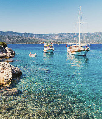 Segelschiffe in den Gewässern vor Antalya