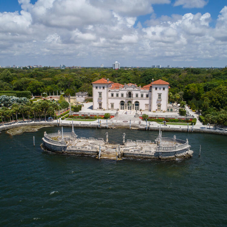 gebäude vizcaya museum mit garten und meer 