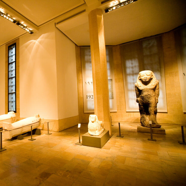 Nationalmuseum in Beirut Ausstellungsraum im Nationalmuseum Beirut mit antiken Sarkophagen und steinernen Skulpturen aus der Phönizierzeit.