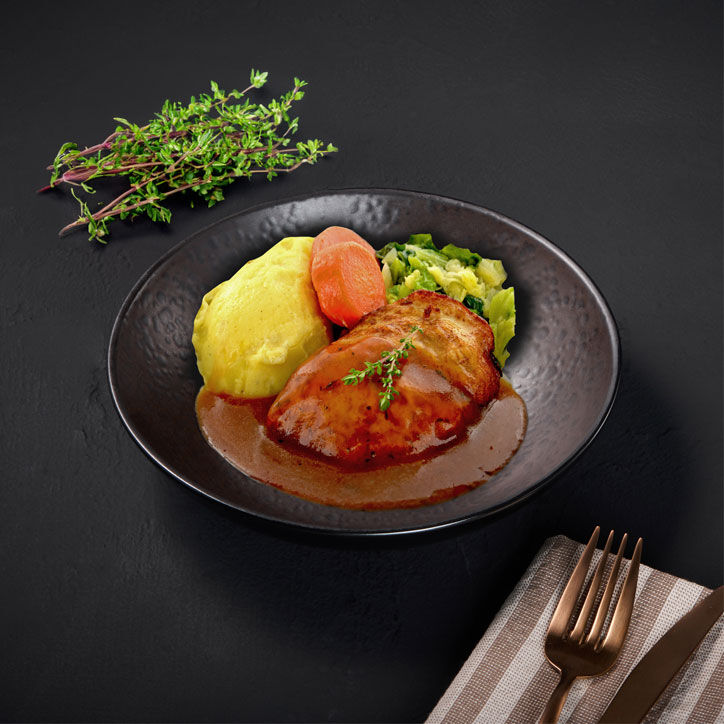 Gebratenes Hähnchenbrustfilet mit Trüffel-Kartoffelstampf, Wirsinggemüse und Thymiansoße