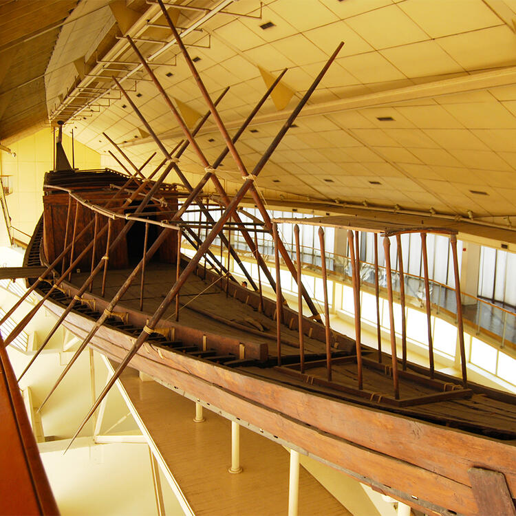 Solarboot aus Holz von Pharao Cheops als Ausstellungsstück im Museum