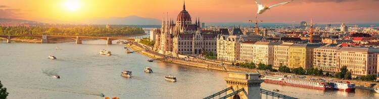 Budapest Donau mit Parlament bei Sonnenuntergang
