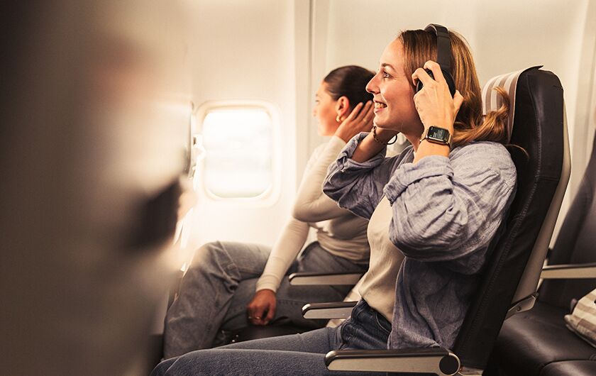 Ein Paar sitzt in der Business Class Ein Paar sitzt in der Business Class