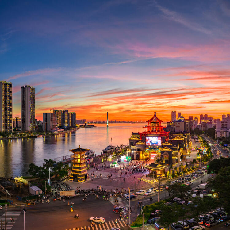 Sicht auf die Stadt Haikou bei Sonnenuntergang
