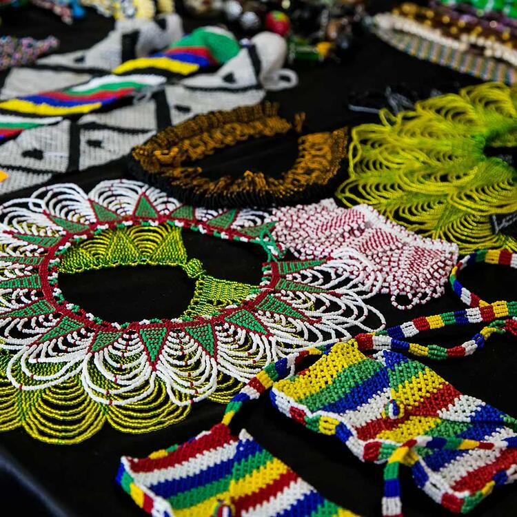  Farbenfrohe handgefertigte bead Craft, Souvenirs auf der Anzeige für den Verkauf an Touristen