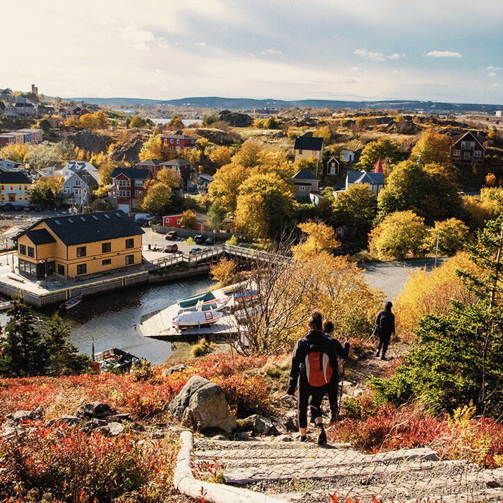 Herbstliche Landschaft mit Wanderern