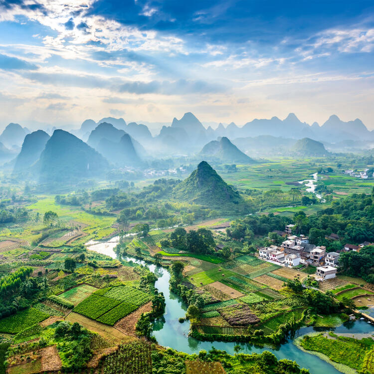 Guilin Flusslandschaft aus der Vogelperspektive mit Wolkenhimmel in China