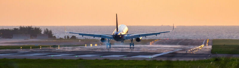 Flugzeug am Phuket Airport