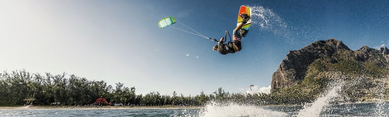 Kitesurfer in Aktion bei einem Sprung im Ozean