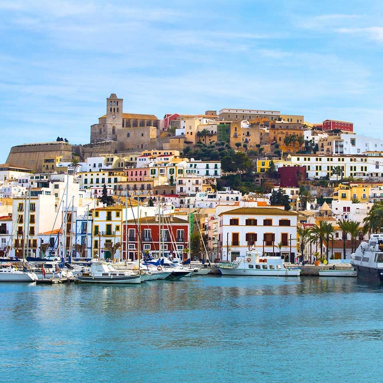 Blick auf die Boote von Ibiza-Stadt-Hafen und Altstadt, Balearen, Spanien