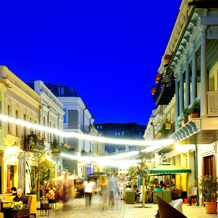 Belebte Einkaufsstraße am Abend in Tibilsi, Georgien