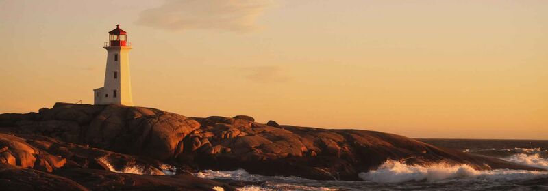 Ein Leuchtturm an der Küste von Nova Scotia bei Sonnenuntergang