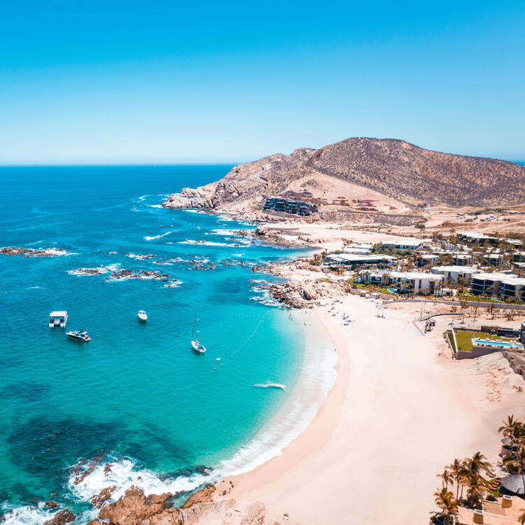 luftaufnahme vom strand el chileno mit meer