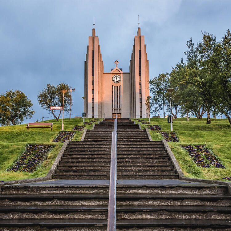 Die Kirche von Akureyri - Ruhige, malerische Stimmung im Zentrum der Stadt.