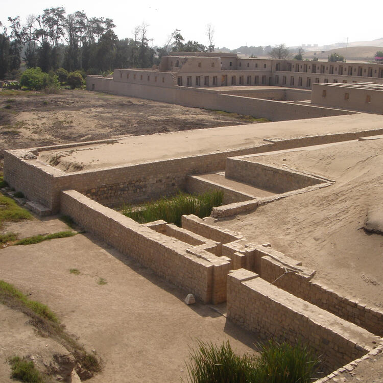 Alte Tempelanlagen in Pachacámac Alte Ruinen von Pachacamac mit rechteckigen Steinmauern inmitten einer wüstenartigen Landschaft bei Lima.