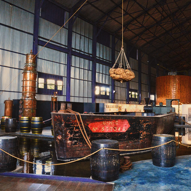 Blick auf einen alten Cargo Schiff, Laventure du Sucre, Zuckermuseum, Mauritius, 