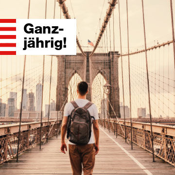 Mann geht über die Brooklyn Bridge