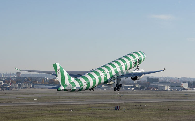 SAF Ein grün-weißer Airbus A330neo hebt auf dem Rollfeld ab