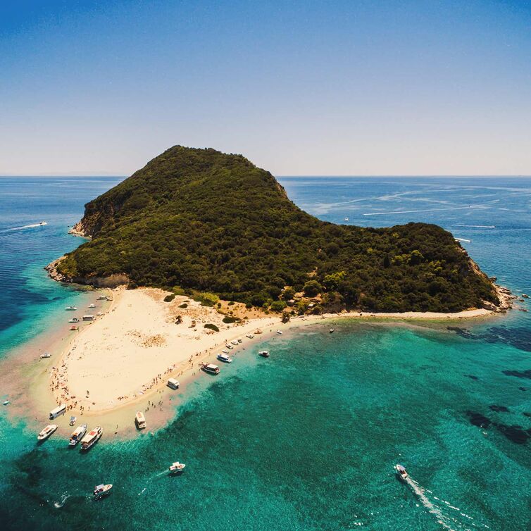 Luftaufnahme eines Strandes in Zakynthos, Griechenland.