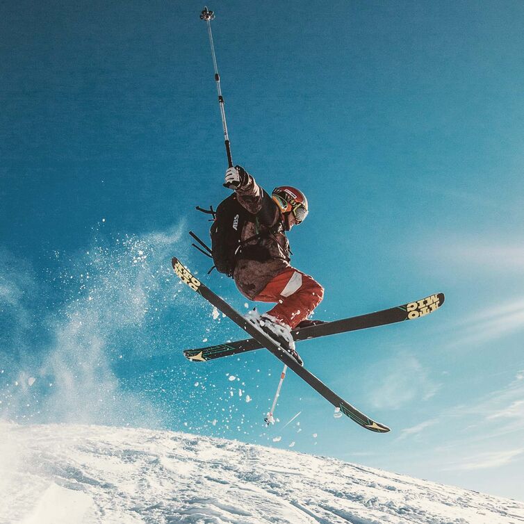 Skifahrer im Sprung