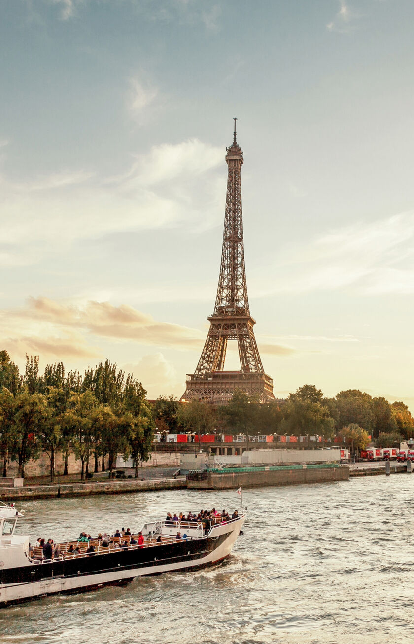 Aussicht auf Paris mit Eiffelturm und dem Fluss Seine
