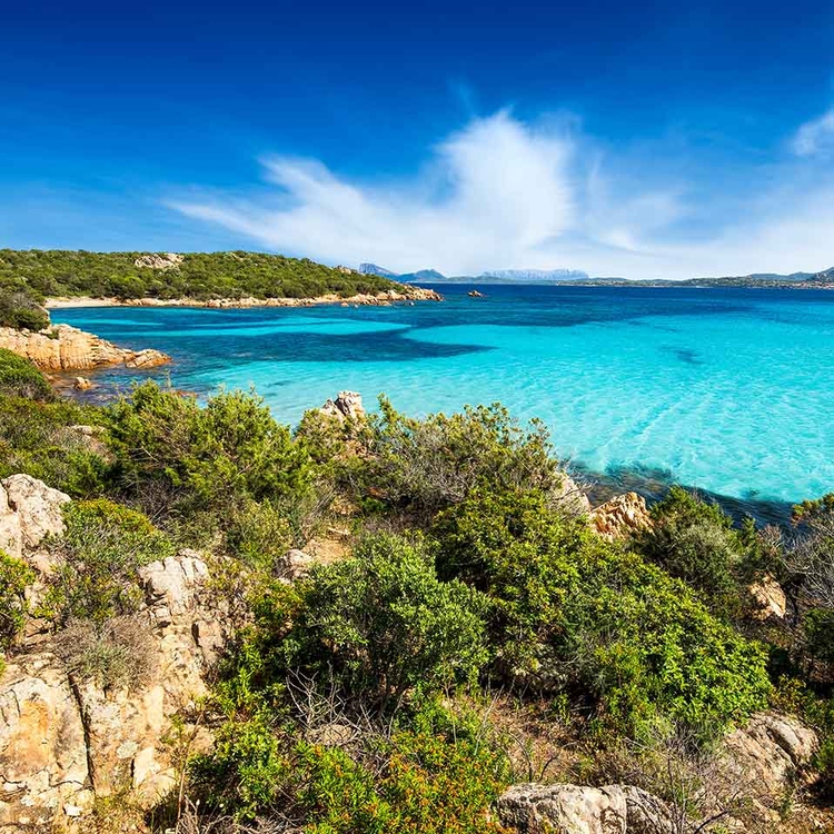 Atemberaubende Sardinien Küste mit Felsen und azurblauen Wasser, Costa Smeralda, Sardinien, Italien.