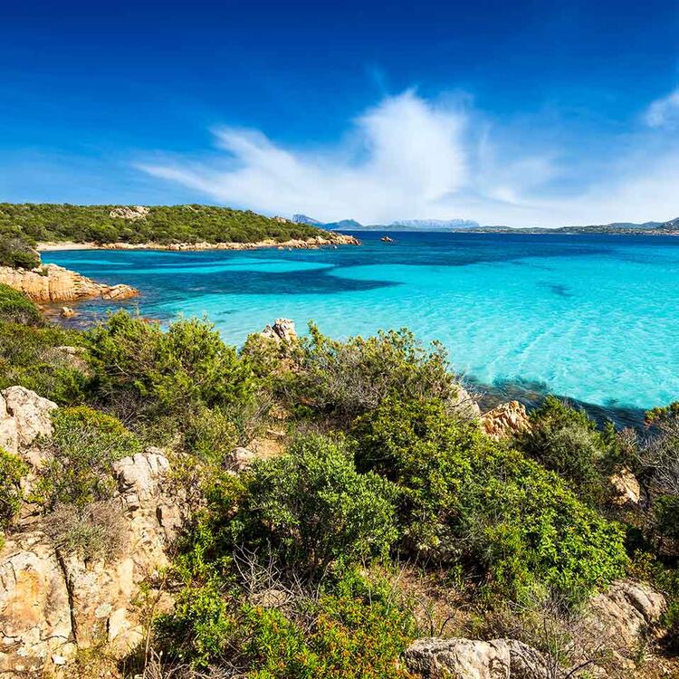 Atemberaubende Sardinien Küste mit Felsen und azurblauen Wasser, Costa Smeralda, Sardinien, Italien.