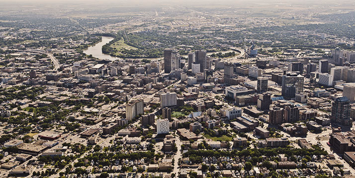 Vogelperspektive auf die Stadt Winnipeg (YWG) in Kanada.