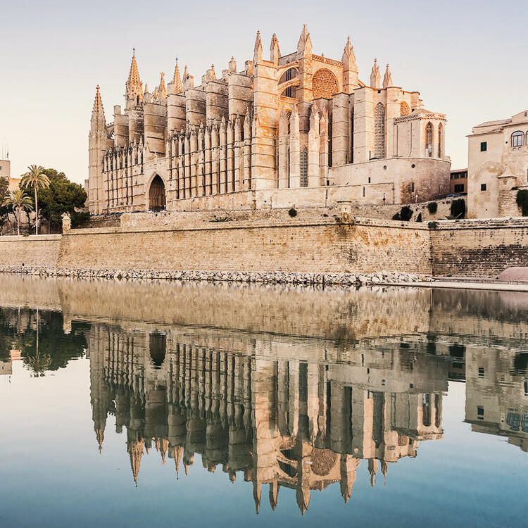 Die Kathedrale Santa Maria von Palma, auch La Seu ist eine gotische römisch-katholische Kathedrale in Palma, Mallorca, Spanien