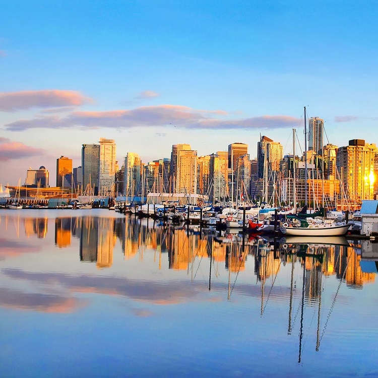 Blick auf den hafen von Vancouver mit städtischen wohngebäuden und buchtboot in Kanada