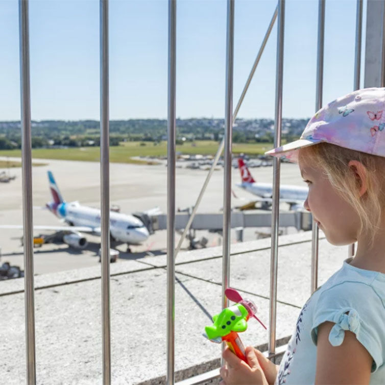 Ein Mädchen beobachtet die Flugzeuge