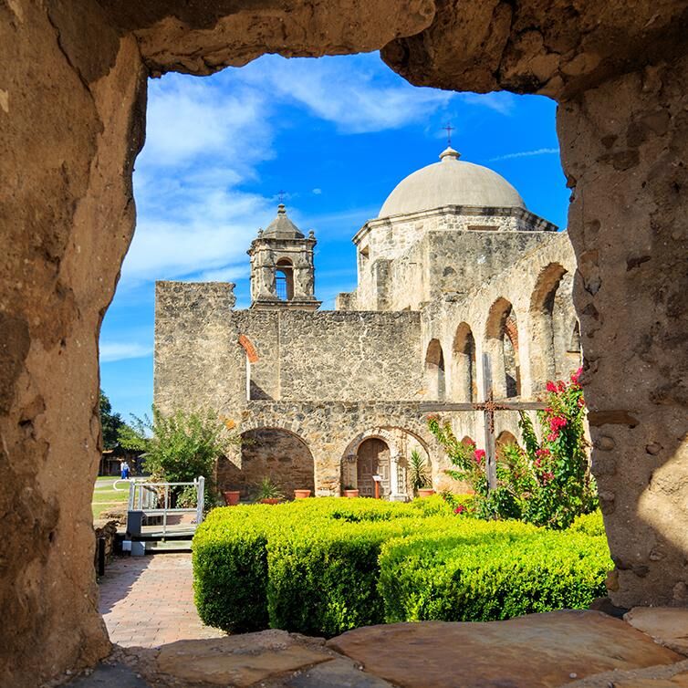 Blick aus einem Fenster des historischen Gebäudes der Mission San Antonio in Texas.