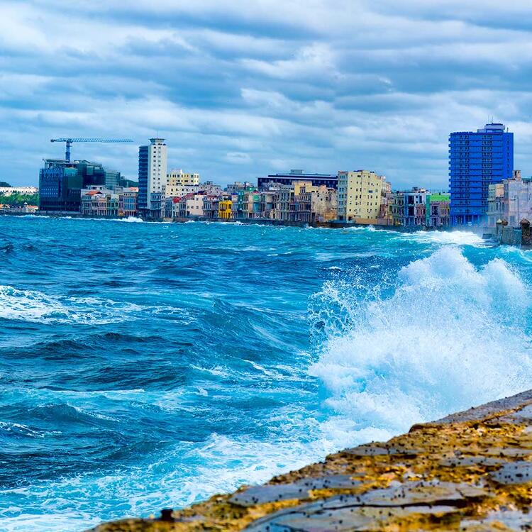  Blick auf die altstadt von Havanna - El Malecon: Die Uferpromenade Havannas mit Meerblick