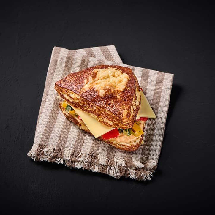 Laugenecke mit Käse & Grillgemüse