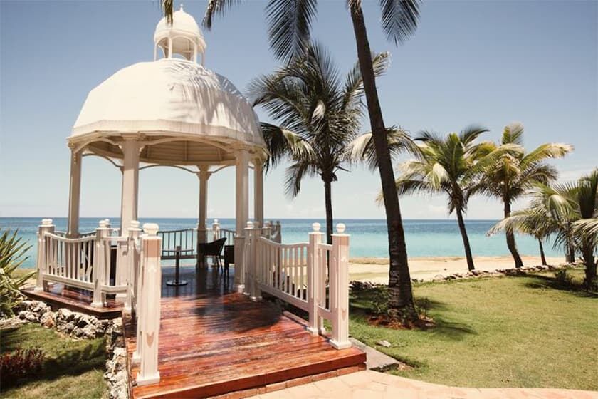 Hochzeitslocation mit weißer Kuppel am Strand von Florida