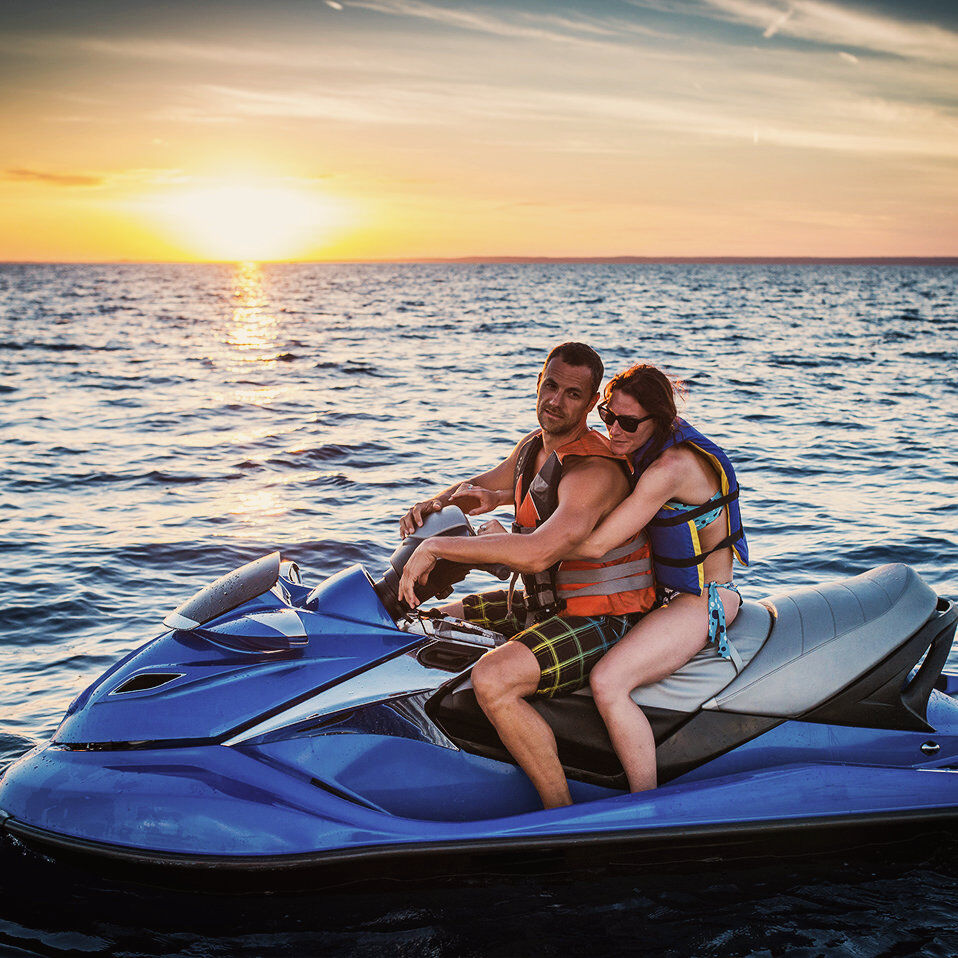 Paar, Reiten auf einem Jet-Ski auf dem Meer vor Gran Canaria Insel Spanien