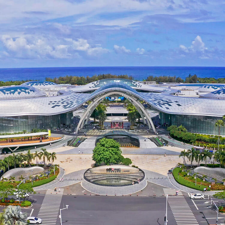 Großer Eingangsbereich und Halle des Duty Free Shops aus der Vogelperspektive in Sanya, China