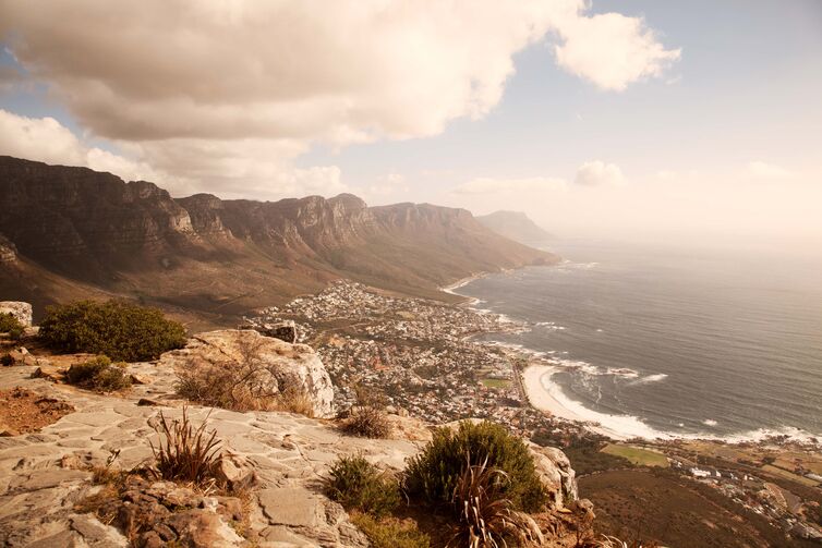 Blick auf Camps Bay und die Bergkette der Zwölf Apostel in Kapstadt.
