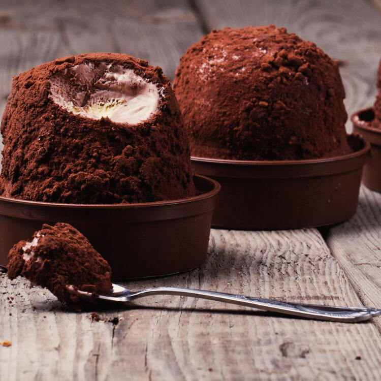 Köstliches Tartufo-Eis aus Pizzo Köstliches Tartufo-Eis aus Pizzo