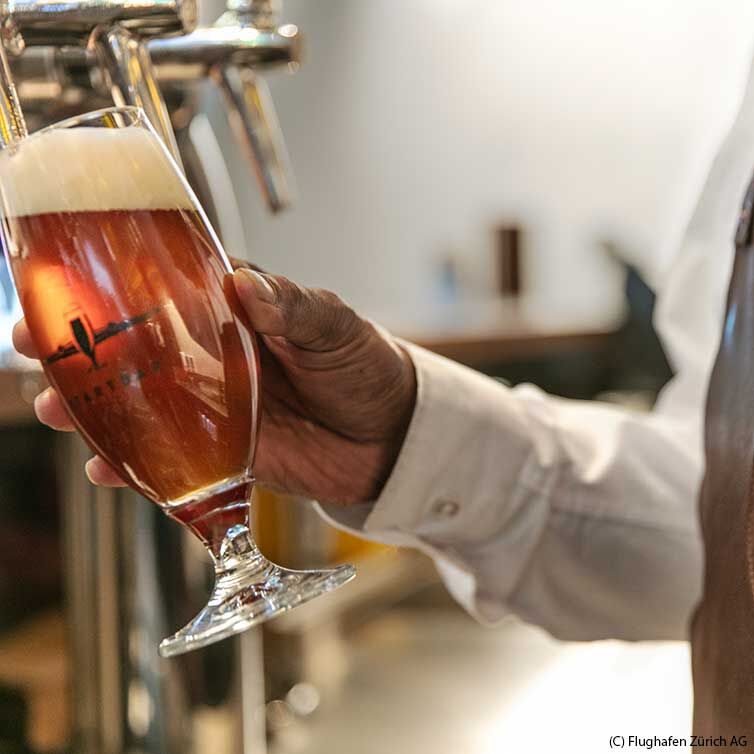 Gastronomie am Airport Zürich Bier wird in der Start Bar am ZRH Airport gezapft