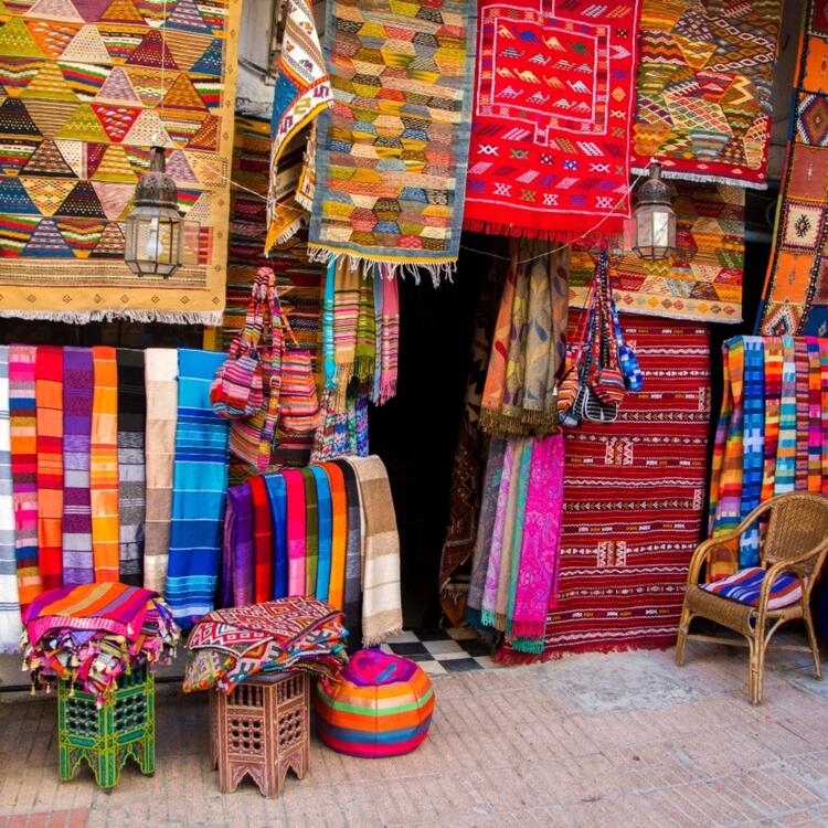 Geschäft mit bunten Teppichen auf dem Markt Souk el Had in Agadir