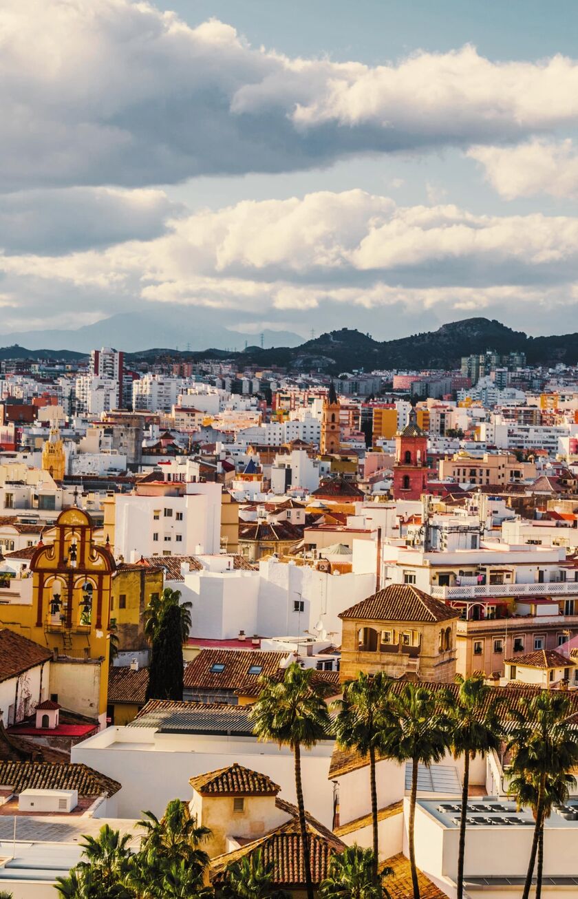 Altstadt Málagas aus Vogelperspektive mit Bergen im Hintergrund