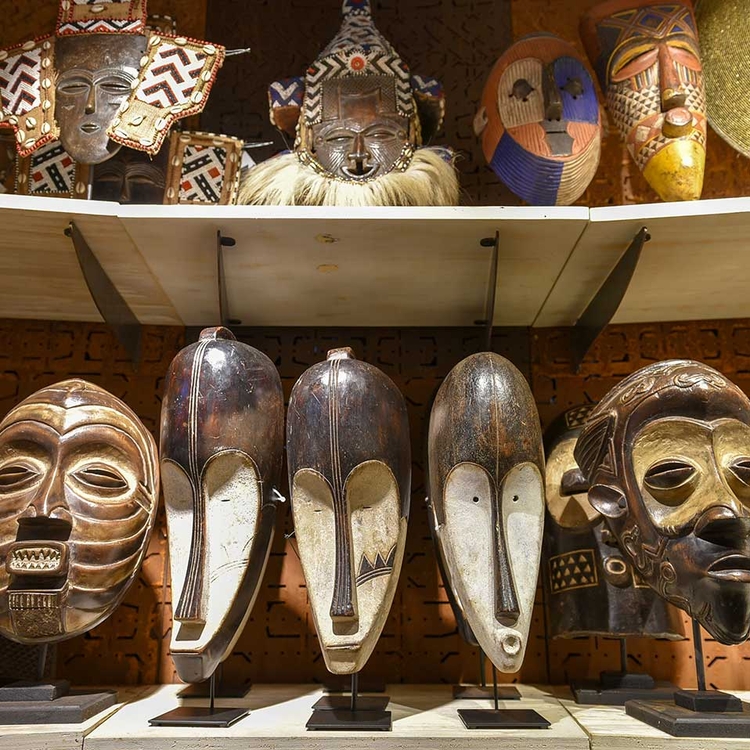 Afrikanische handgefertigte geschnitzte Holzmasken, Johannesburg, Südafrika
