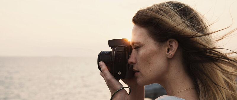 Eine Frau fotografiert das Meer