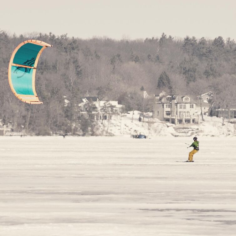 Kitesurfer auf zugefrorenem See