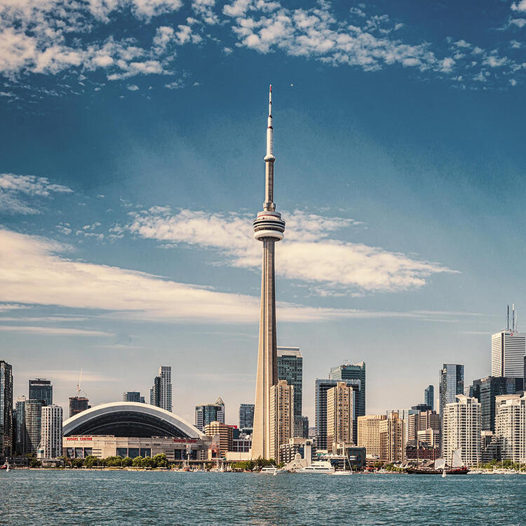 Blick auf die Skyline von Toronto mit CN Tower und Rogers Centre