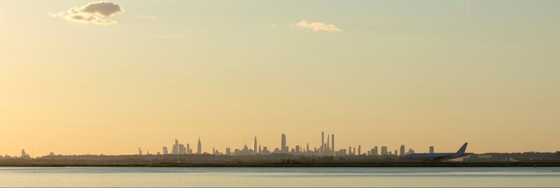 JFK Flughafen vor NYC Skyline